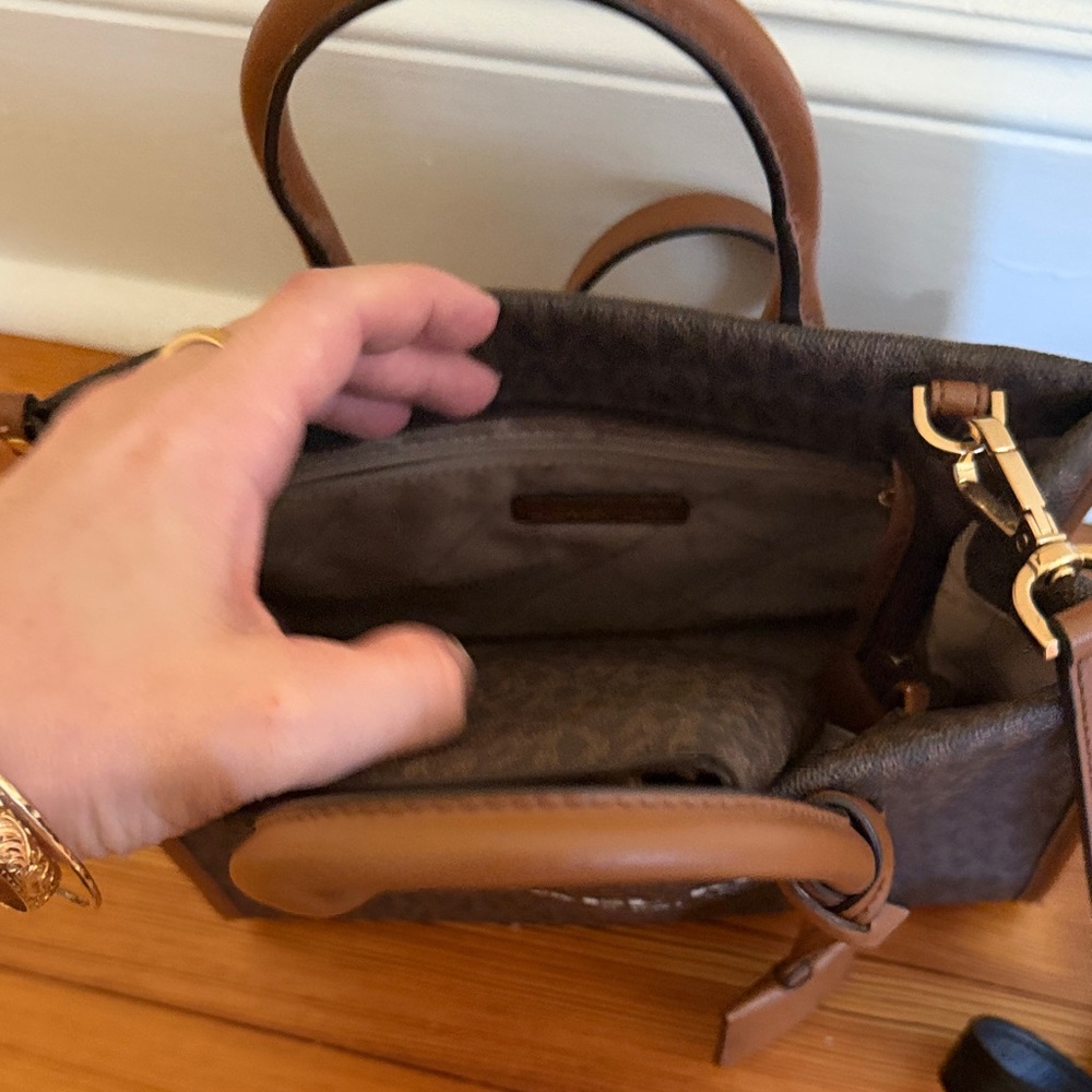 Michael Kors Bag and matching wallet in Rich Brown and Tan - Picture 5 of 6